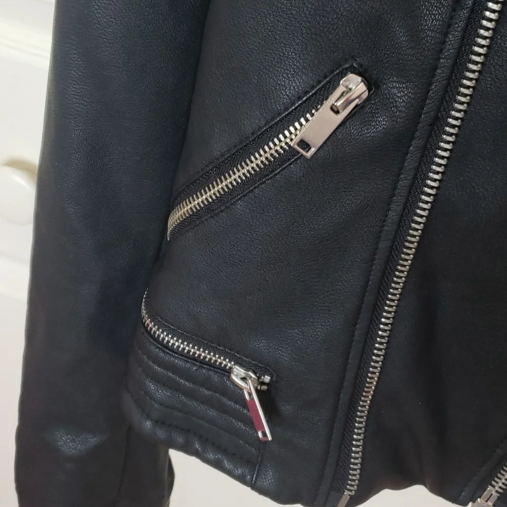 Stradivarius faux leather jacket with buttons and zippers - Picture 4 of 6